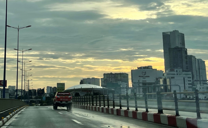 C&oacute; nhiều c&aacute;ch thưởng thức vẻ đẹp của TP HCM. Tuy nhi&ecirc;n để c&oacute; được cảm gi&aacute;c y&ecirc;n ả của một v&ugrave;ng qu&ecirc;, để h&iacute;t thở được kh&ocirc;ng kh&iacute; trong l&agrave;nh dưới những t&aacute;n c&acirc;y xanh mi&ecirc;n man lộng gi&oacute; v&agrave;o một chiều tắt nắng, th&igrave; chỉ c&oacute; thể cảm nhận được trong những ng&agrave;y TP tạm