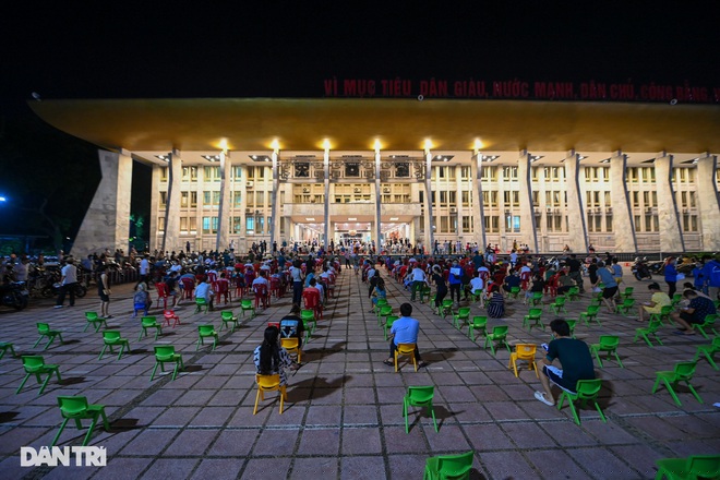 PGS.TS Trần Đắc Phu có quan điểm cho rằng, Hà Nội là nơi đông đúc, người dân giao lưu, đi lại nhiều thì việc tiêm vắc xin đạt tỉ lệ 70% dân số là điều vô cùng quan trọng (Ảnh: Mạnh Quân).