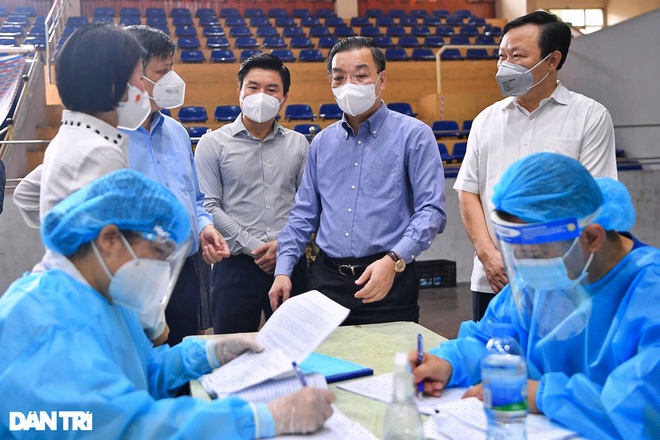 Chủ tịch Hà Nội cho biết, thành phố đã đặt ra các mục tiêu làm cơ sở để xem xét nới lỏng các biện pháp giãn cách và mở rộng các hoạt động xã hội, tạo điều kiện cho người dân và doanh nghiệp trên địa bàn (Ảnh: Mạnh Quân).