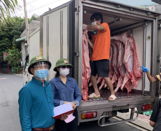 Vợ chồng anh Tùng ghi chép cẩn thận số lượng thịt heo tiếp nhận và hỗ trợ cho các đầu mối để đảm bảo minh bạch trong việc từ thiện.