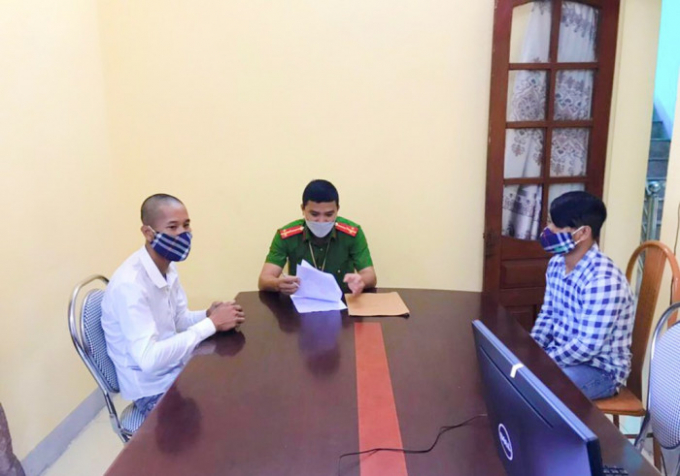 Công an xã Lâm Hợp làm việc với 2 đối tượng: N.V.T và T.A.N. (Ảnh CAHT)