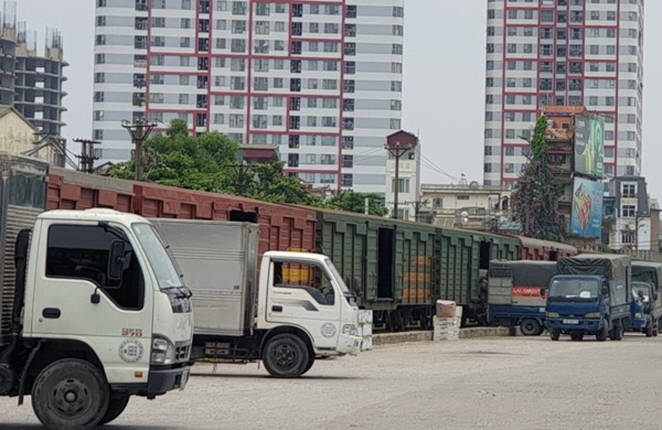 Do đứt gãy chuỗi cung ứng hàng hóa, thị trường tiêu thụ giảm mạnh nên tàu hàng chuyên tuyến Giáp Bát - Sóng Thần giảm đến 50%. Ảnh: Xếp hàng lên tàu tại ga Giáp Bát