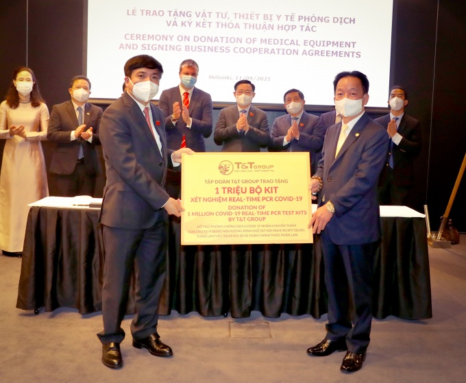 Ông Đỗ Quang Hiển, Chủ tịch HĐQT kiêm Tổng Giám đốc Tập đoàn T&amp;amp;T Group (bên phải) trao tặng 1 triệu bộ kit xét nghiệm Realtime RT-PCR nhằm phục vụ cho công tác phòng, chống dịch COVID-19 tại Việt Nam.