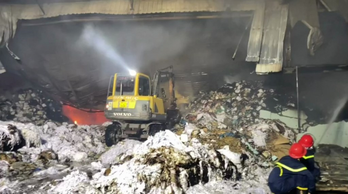 Kho giấy ép bị cháy rộng khoảng 780m2.