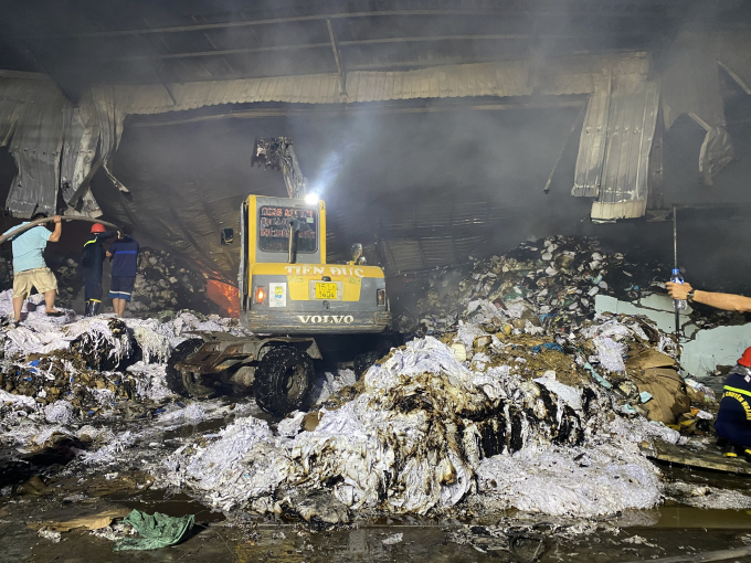 Lực lượng PCCC vẫn đang nỗ lực dập lửa.