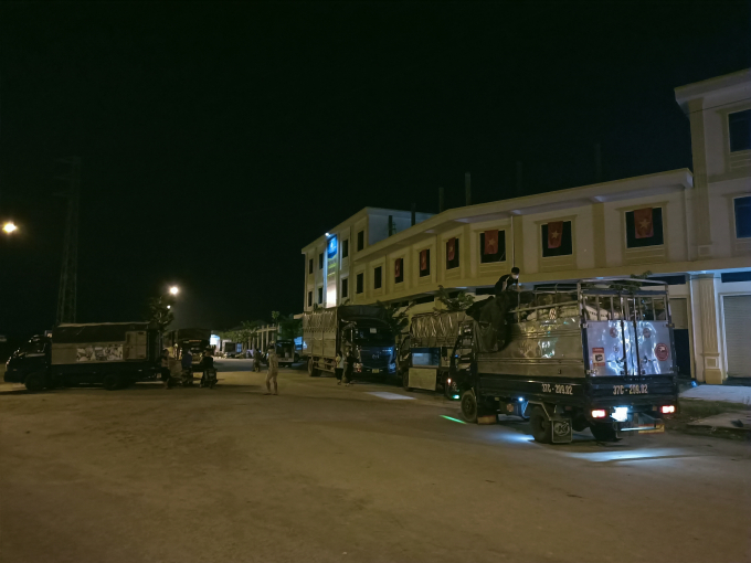 Hàng loạt nông sản từ các nơi tấp nập đổ về chợ Bình Hương mỗi đêm.