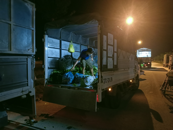 Chợ bắt đầu từ đêm đến sáng ngày hôm sau.