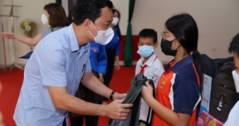 Hơn 300 học sinh được nhận quà nhân dịp năm học mới và Tết Trung thu 2021