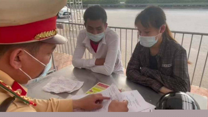 Tổ công tác làm việc với đôi nam nữ dùng hàng loạt giấy đi đường để