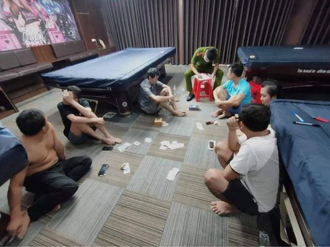 6  con bạc bị bắt quả tang đang tụ tập sát phạt trong quán bi-a. Ảnh CAHT.