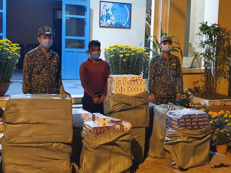 Bộ đội Biên phòng tỉnh Kiên Giang bắt giữ đối tượng buôn lậu thuốc lá qua biên giới.