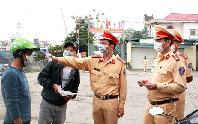Công an Hải Phòng kiểm tra thân nhiệt người dân tại Chốt kiểm soát dịch bệnh liên ngành.