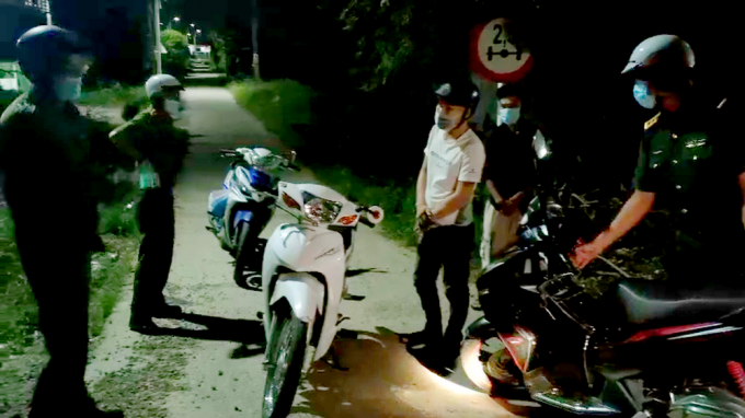 Sau hơn 30 phút truy đuổi của lực lượng tuần tra, 2 đối tượng bị bắt giữ tại giáp ranh phường 2 – xã Vĩnh Hậu (huyện Hòa Bình).