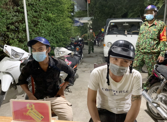 Đối tượng Nguyễn Thanh Nghiêm và Trần Văn Đèo tại Công an phường 3 (TP. Bạc Liêu).