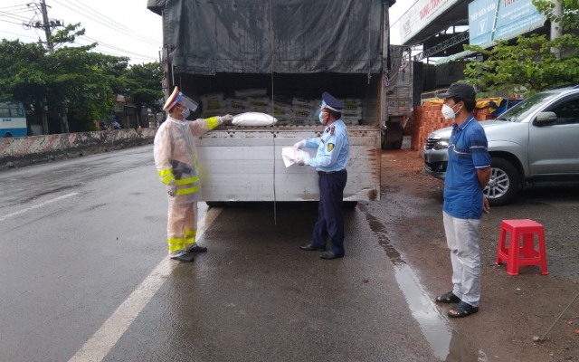 Phát hiện 9 tấn hàng hóa không có nhãn phụ khi qua chốt kiểm soát dịch