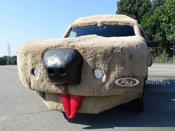 Xe van Ford Econoline h&igrave;nh ch&oacute; nhồi b&ocirc;ng cực dị