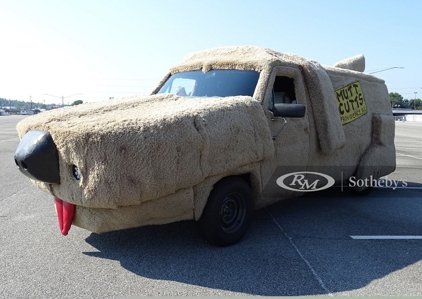 Xe van Ford Econoline h&igrave;nh ch&oacute; nhồi b&ocirc;ng cực dị