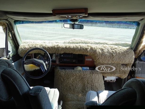 Xe van Ford Econoline h&igrave;nh ch&oacute; nhồi b&ocirc;ng cực dị