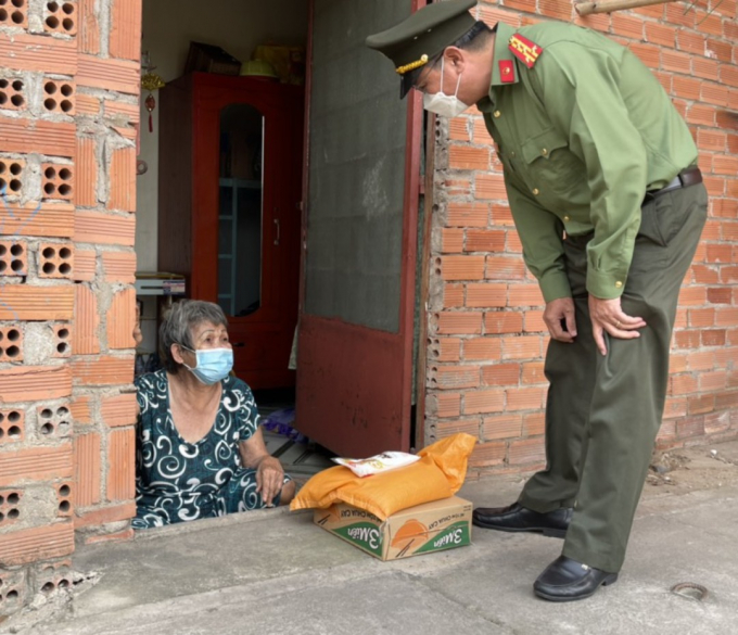 Người d&acirc;n được hỗ trợ, chia sẻ kh&oacute; khăn ngay trong thời gian địa phương n&agrave;y tập trung khoanh v&ugrave;ng để cắt nguồn l&acirc;y lan dịch bệnh