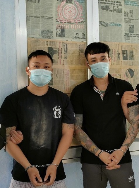 Đinh Quốc Tuấn (27 tuổi, trú phường Trần Hưng Đạo) và Nguyễn Hoàng Nhật (28 tuổi, trú phường Thị Nại, TP Quy Nhơn) bị bắt giữ. (Ảnh: Công an tỉnh Bình Định).