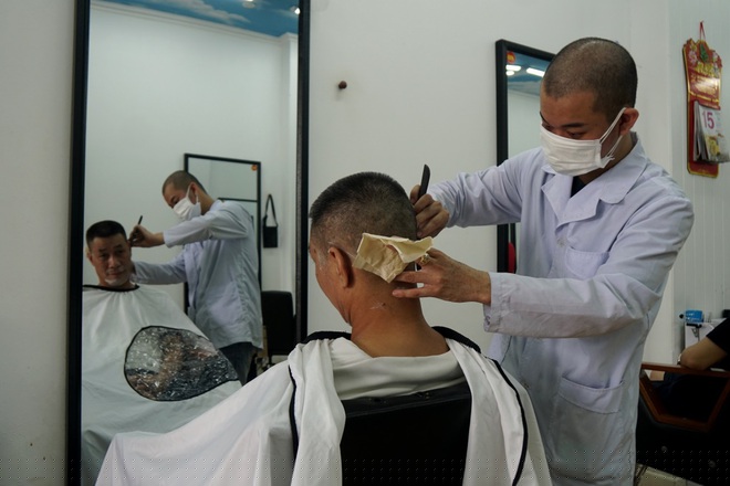 Các tiệm cắt tóc, gội đầu nhộn nhịp khách trong ngày đầu dừng thực hiện Chỉ thị 16.