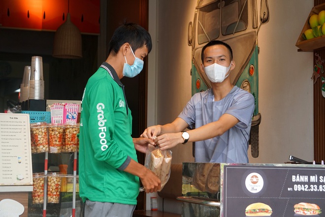 Các quán bán đồ ăn sáng hoạt động trở lại, cho phép bán mang về.