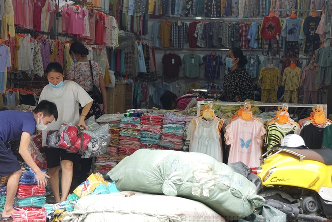 Cửa hàng quần áo tại chợ Vườn Hoa, thành phố Thanh Hóa hối hả dọn dẹp đón khách.