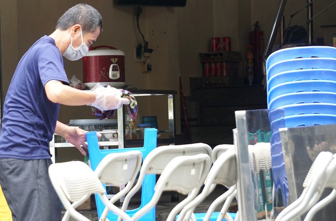 Một số cửa hàng ăn uống lau chùi đồ đạc sau nhiều ngày không dùng đến.