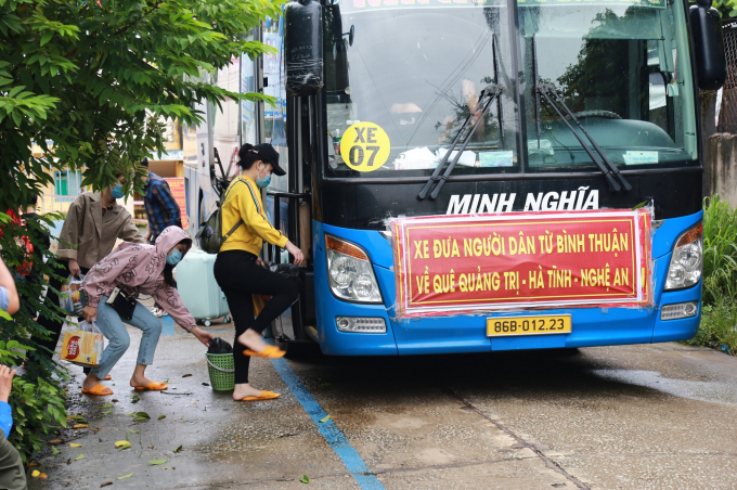 Tỉnh Bình Thuận bố trí xe khách để đưa 15 người “trốn trong thùng xe đông lạnh” về quê an toàn (ảnh: Hữu Tri).