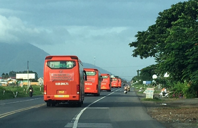 Đoàn xe của Bình Thuận đón người từ vùng dịch về địa phương trong đợt trước (ảnh: Đoàn Sĩ).