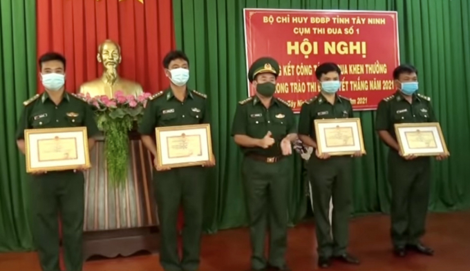 Bộ Chỉ huy BĐBP tỉnh công bố các Quyết định khen thưởng các cấp cho các tập thể và cá nhân có thành tích xuất sắc trong các đợt thi đua cao điểm.