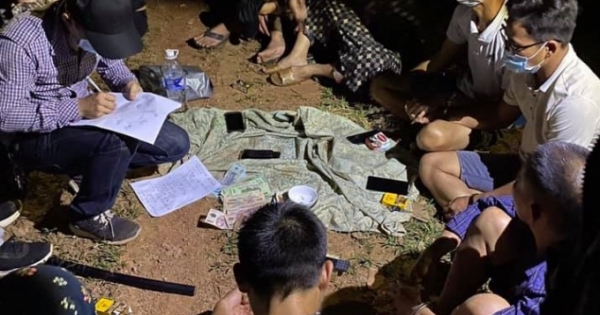 Nhiều con bạc xóc đĩa trong rừng cao su ra đầu thú