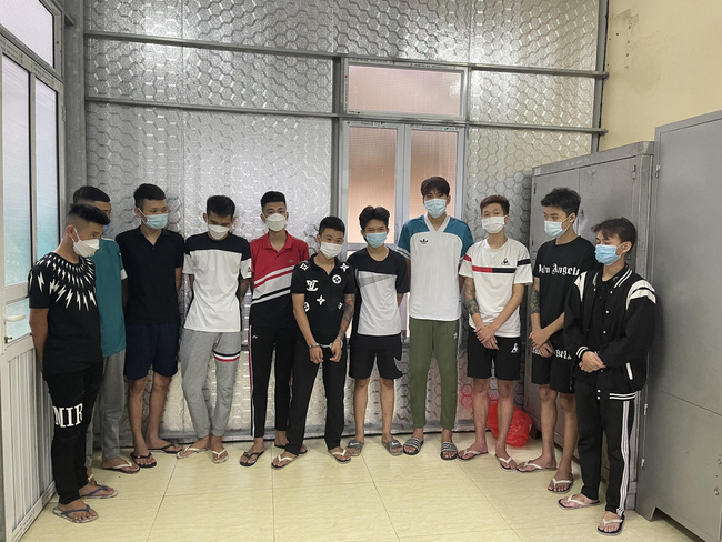 Các đối tượng trong vụ giết người, gây rối trật tự công cộng bị bắt giữ (Ảnh: TTXVN)