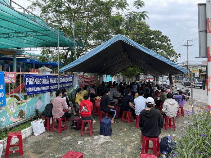 Cong nhan chuan bi san hanh ly de len duong