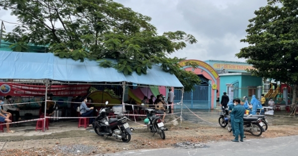 Công nhân vui vẻ rời đi để chờ ngày trở về