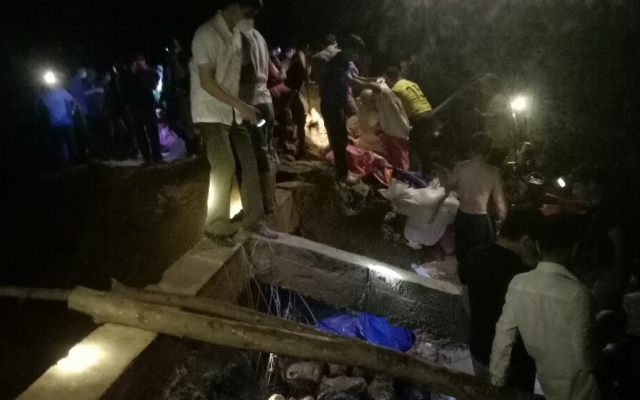 Nghệ An: Vỡ đập Bàn Vàng, hàng trăm người vác đất chặn nước trong đêm