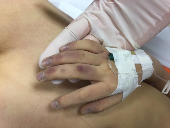 Ảnh chụp cháu bé- được cho là đã tử vong trước khi tới bệnh viện.(Ảnh: Công luận)