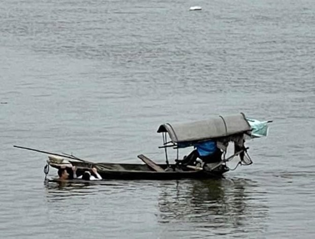 Quân nhân Nguyễn Văn Thứ cứu người phụ nữ bị đuối nước trên sông Nhuệ. (Ảnh: Thanh Tuấn/Vietnam+)