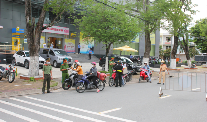 Lực lượng Công an khi thì căng mình bám chốt dưới cái nắng cháy da…ảnh Trọng Nguyễn
