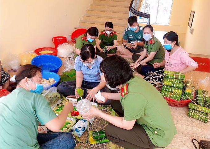 Hàng trăm đòn bánh tét được các chị em phụ nữ ở “hậu phương” gửi ra các anh chiến sĩ Công an nơi “tiền tuyến”. ảnh Trọng Nguyễn