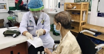 Người cao tuổi vui mừng, hào hứng khi được tiêm vắc xin