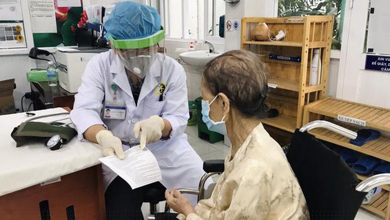 Cụ bà Nguyễn Thị Tồn 102 tuổi xúc động khi được tiêm vắc xin và chăm sóc tận tình.