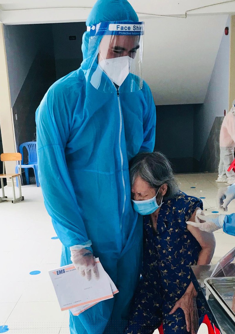 Một người bà đã xin ôm tình nguyên viên cho đỡ sợ khi tiêm.