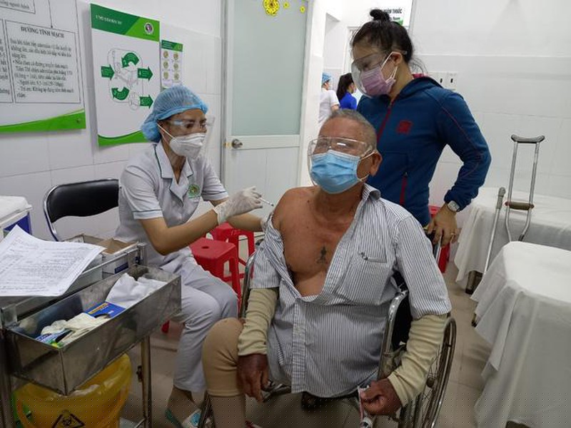 Những người cao tuổi bị bệnh nền được kiểm tra, tiêm vắc xin một cách an toàn.