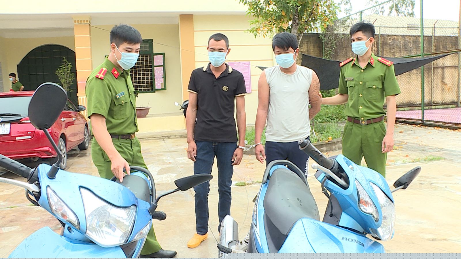 Hai đối tượng bị bắt tại cơ quan công an