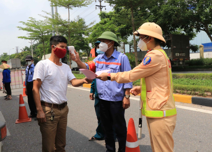 Người dân không ra ngoài từ 22 giờ đến 4 giờ sáng hôm sau, trừ các trường hợp: thực hiện công vụ, đưa người đi cấp cứu, đi làm ca đêm, đi làm về,… (phải có giấy tờ liên quan như: thẻ, giấy xác nhận của cơ quan, doanh nghiệp hoặc giấy tờ chứng minh khác).