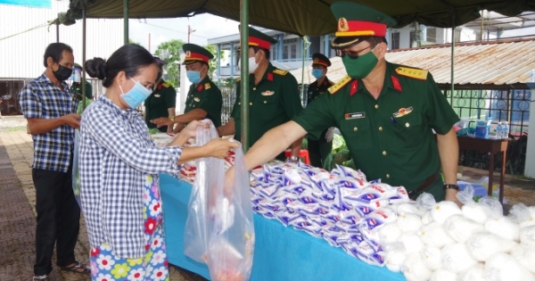 Sát cánh cùng nhân dân trên tuyến đầu chống dịch