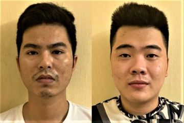 Phong (trái) và Nhiệm tại cơ quan công an. Ảnh: Công an cung cấp.