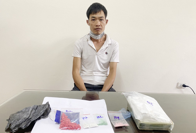 Đối tượng Hoàng Văn Thoa cùng tang vật.