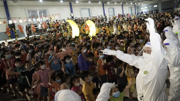 01-cac-tinh-nguyen-vien-nhan-vien-y-te-cung-don-tet-trung-thu-voi-cac-em-thieu-nhi-la-f0-1632112303578745035662